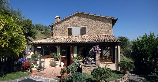 Foto Agriturismo a Bevagna di 525 m² con 15 locali in vendita