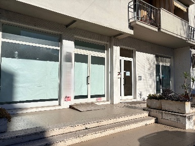 Foto Locale commerciale in via dei Platani, Montemarciano di 250 m²