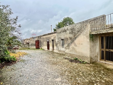 Foto Rustico in Contrada San Filippo snc, Ragusa Centro di 450 m²