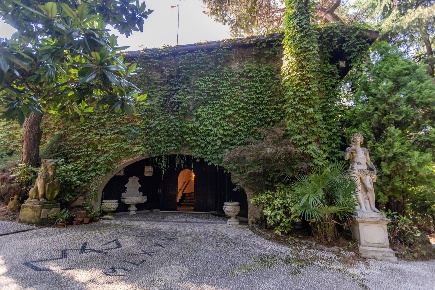 Foto Villa unifamiliare in ALPI 4, Merate Centro di 500 m² con 8 locali