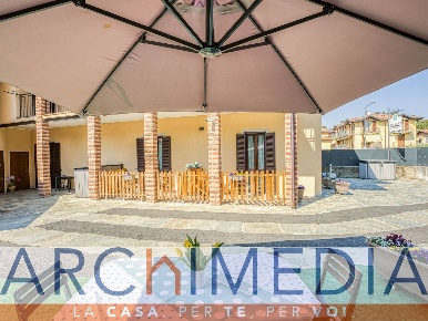 Foto Villa unifamiliare in Via Francesco Daverio, Varese di 350 m²