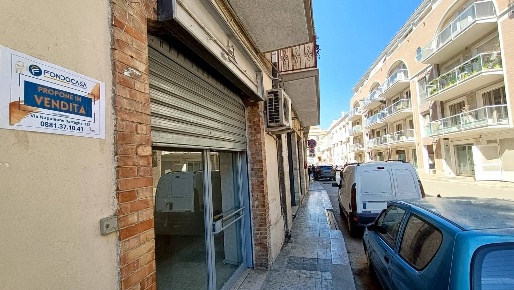 Foto Locale commerciale in VIA VITTORIO VENETO 64, Lucera Centro di 101 m²