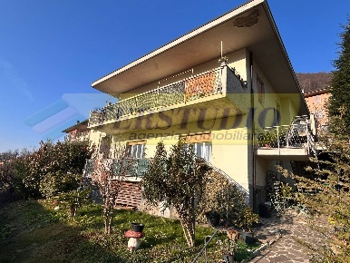 Foto Villa unifamiliare a Pontida Centro di 236 m² con 8 locali in vendita