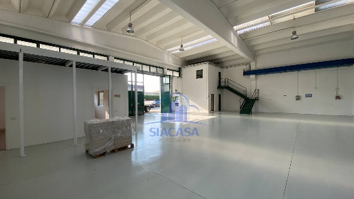 Foto Capannone industriale a Bernareggio Centro di 500 m² in affitto