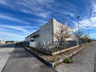 Foto Capannone industriale in Strada delle Alpi 9, Carrù di 3500 m²
