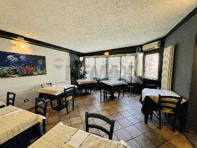 Foto Locale commerciale a Torino Madonna di Campagna di 300 m² con 5 locali