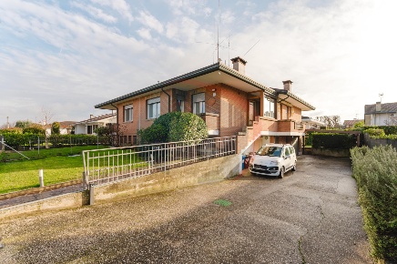 Foto Villa bifamiliare a Cadoneghe Mejaniga di 230 m² con 6 locali
