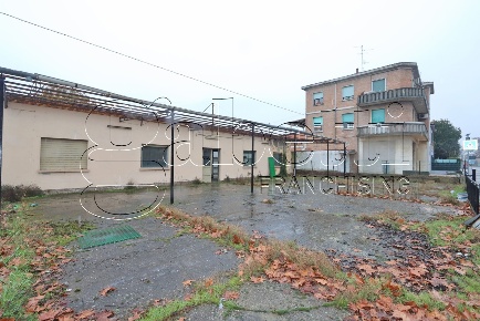 Foto Negozio in Via Foro Boario 3a, Ferrara Foro Boario di 300 m²