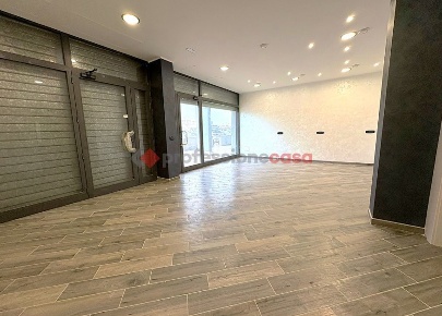 Foto Negozio in Via Amburgo 42, Aprilia Inghilterra - Zona 167 di 50 m²