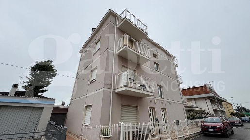 Foto Appartamento in Via Pisa 10, Giulianova Centro di 100 m² con 5 locali