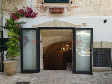 Foto Negozio in Via Risorgimento 15, Grottaglie di 85 m² con 2 locali