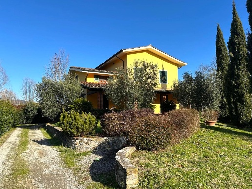 casa indipendente in vendita a Lucca in zona Montuolo