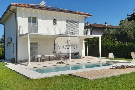 Foto Villa unifamiliare a Pietrasanta di 180 m² con 8 locali in vendita