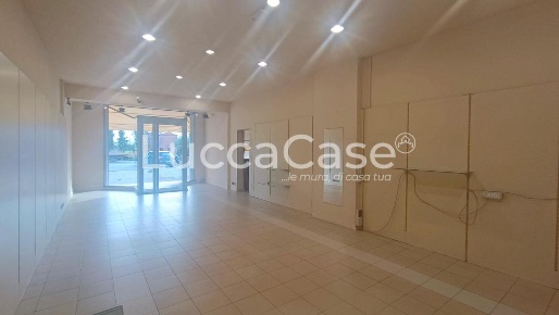 Foto Locale commerciale a Capannori Lammari - Lunata di 140 m² con 3 locali