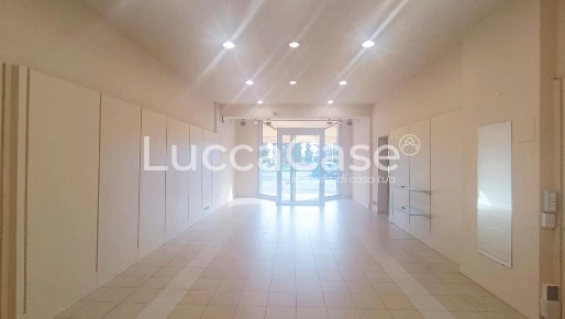 Foto Locale commerciale a Capannori Lammari - Lunata di 117 m² con 3 locali