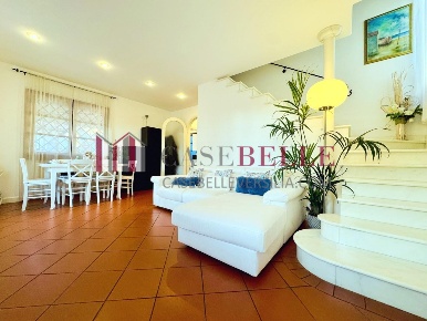 Foto Case semi ndipendenti a Forte dei Marmi Centro di 110 m² con 5 locali