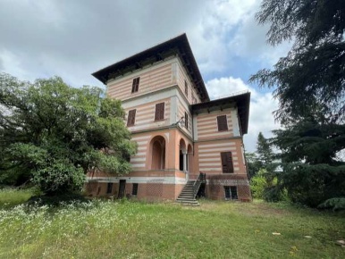 Foto Villa unifamiliare a Novi Ligure di 1016 m² con 30 locali in vendita