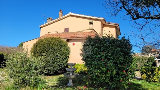 Foto Villa a schiera in piazza vittorio emanuele, Ronciglione di 198 m²