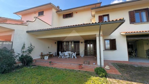 Foto Villa unifamiliare in Via Teognide, Perugia Villa Pitignano di 270 m²