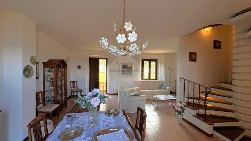 Foto Villa unifamiliare in Via Teognide, Perugia Villa Pitignano di 270 m²