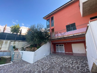 Foto Appartamento in VIA DEI GLADIOLI 11, Recanati di 100 m² con 3 locali