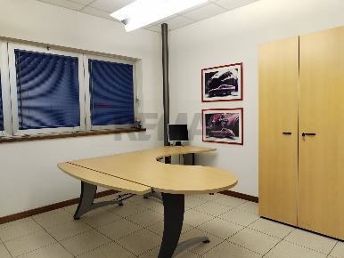 Foto Ufficio in Via Vittorio Veneto, Belluno Centro di 130 m² con 6 locali