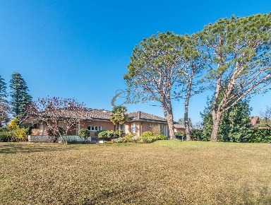 Foto Villa unifamiliare in Viale Europa, Fenegrò di 500 m² con 15 locali