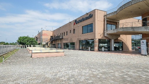 Foto Negozio a Cavernago Triangolo Di Cavernago di 2860 m² con 1 locali