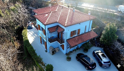 Foto Casa indipendente a Pianico di 300 m² con 4 locali in vendita