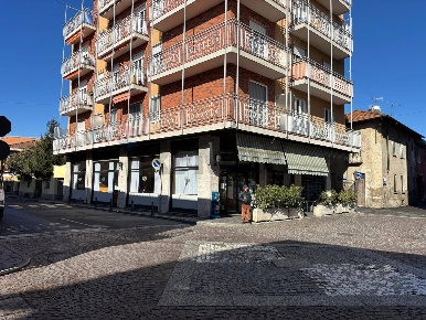 Foto Bar in VIA FORNO 16, Samarate Centro di 300 m² con 2 locali in vendita