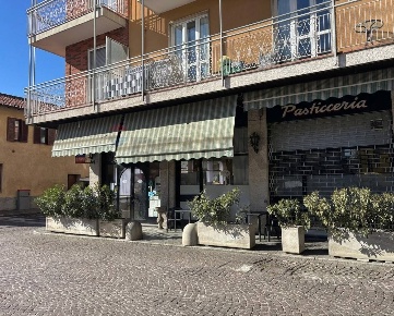 Foto Bar in VIA FORNO 16, Samarate Centro di 300 m² con 2 locali in vendita