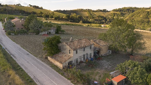 Foto Rustico in via fondiglie 56, Rosora di 180 m² con 6 locali in vendita