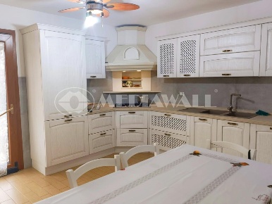 Foto Villa bifamiliare a Vajont di 200 m² con 10 locali in vendita