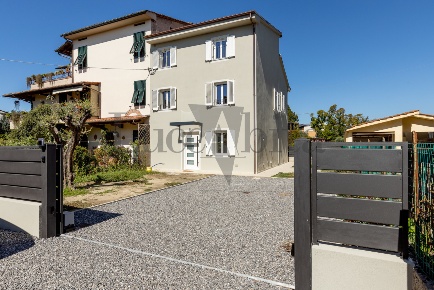 Foto Villa bifamiliare in Via delle Ville Prima 246, Lucca di 180 m²