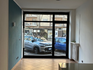 Foto Locale commerciale in Viale Giovanni XXIII 5, Beinasco Borgaretto