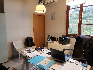 Foto Locale commerciale in Piazza della Vittoria, Santa Maria a Monte