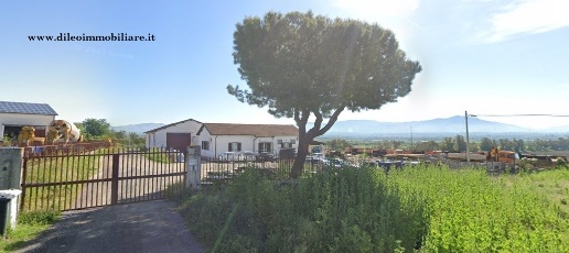 Foto Locale commerciale a Fiano Romano di 540 m² con 6 locali in affitto