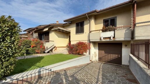 Foto Villa a schiera a San Zeno Naviglio Centro di 232 m² con 7 locali