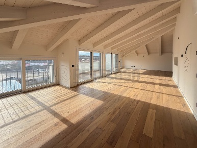 Foto Attico in Via F. Magellano, Creazzo Centro di 205 m² con 6 locali