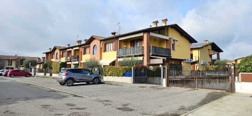 Foto Appartamento in Via Laura Cereto, Montirone di 156 m² con 4 locali