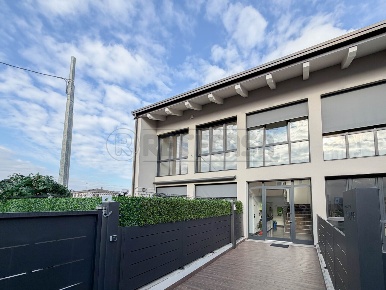 Foto Appartamento in Via F. Magellano, Creazzo Centro di 200 m² in vendita