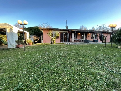 Foto Villa unifamiliare in Via G. Ungaretti 5, Pietrasanta di 105 m²