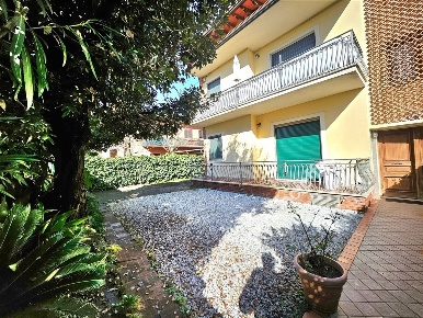 Foto Villa bifamiliare a Massa Ronchi - Poveromo di 85 m² con 6 locali