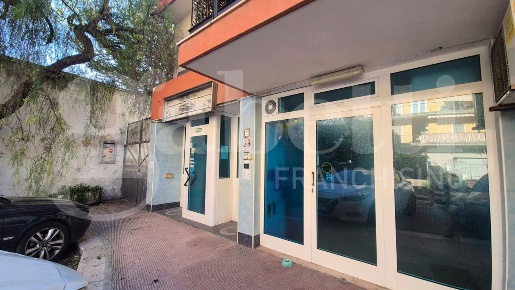 Foto Negozio in Effrem Datto, Bari Poggiofranco di 160 m² con 7 locali