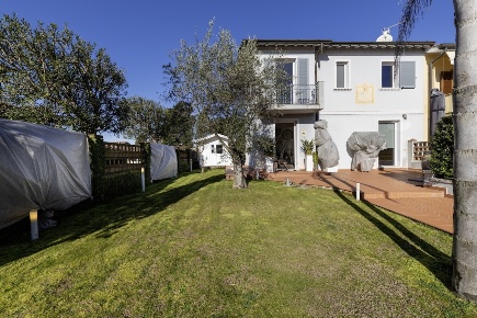 Foto Villa unifamiliare a Camaiore Lido di Camaiore di 126 m² con 6 locali