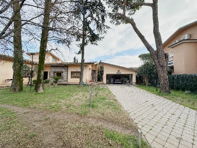 Foto Villa unifamiliare a Pieve a Nievole Centro di 275 m² con 8 locali
