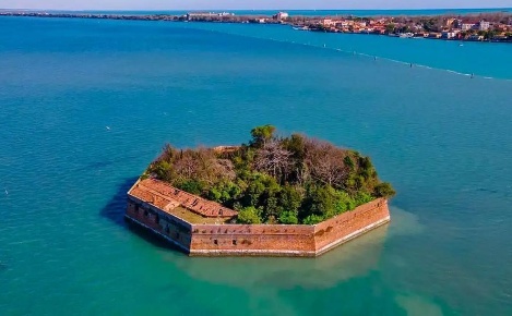 Foto Villa unifamiliare a Venezia di 450 m² con 10 locali in vendita