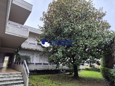 Foto Appartamento a Massa Marina di Massa Centro di 100 m² con 6 locali