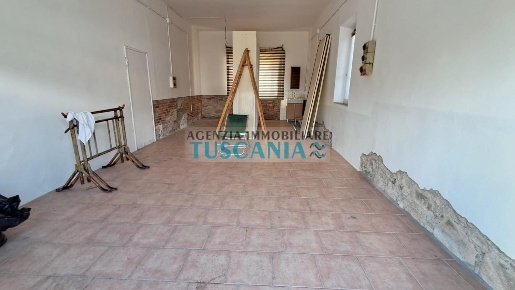 Foto Locale commerciale a Cecina Cecina Centro di 40 m² con 1 locali