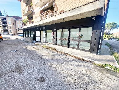 Foto Locale commerciale a Perugia di 120 m² con 6 locali in vendita